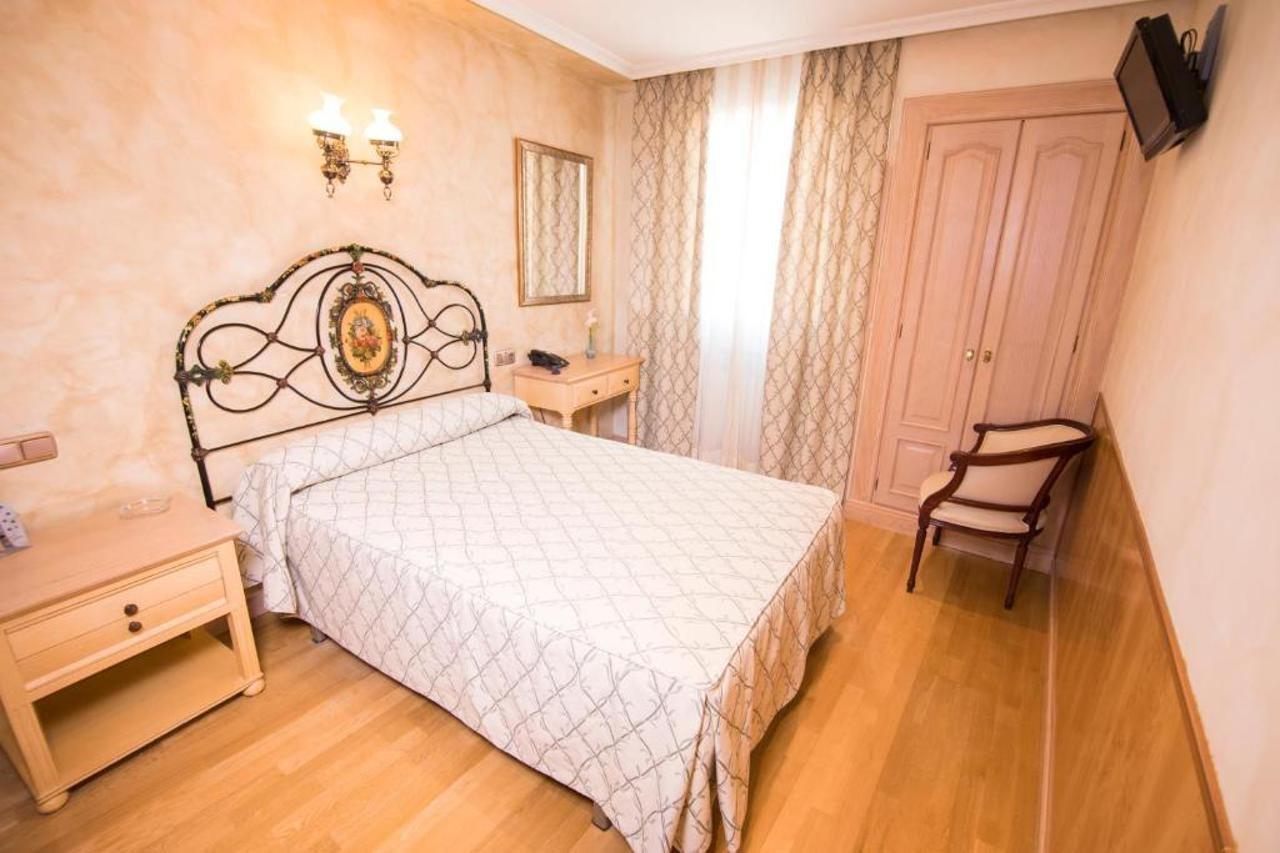 Hotel Julia Aranda de Duero Zewnętrze zdjęcie